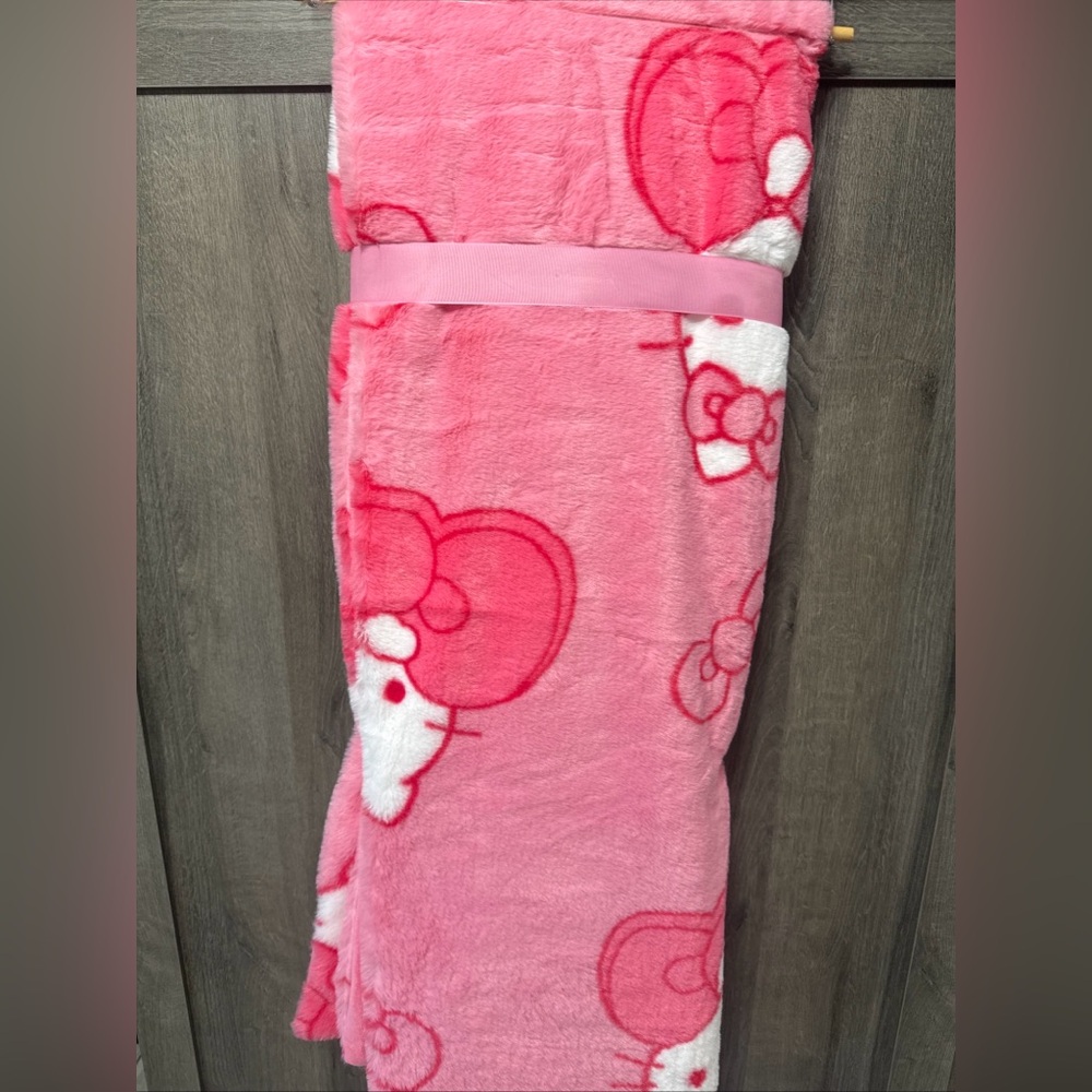New Hello Kitty Bright Pink Bow Faux Rabbit Fur 50" x 70" Throw Blanket With Tag - Picture 2 of 6